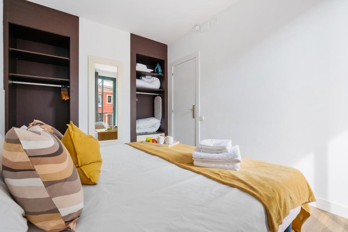 Lodging Apartments Liceu G1 Барселона Экстерьер фото